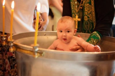 Когда лучше всего крестить ребенка