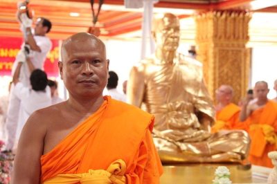 Почему буддийские монахи носят оранжевые одежды
