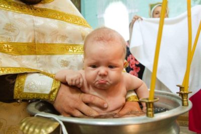 Когда лучше крестить ребенка
