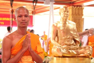 Почему буддийские монахи носят оранжевые одежды