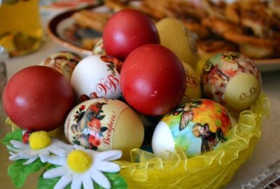 Почему на Пасху едят куличи и крашеные яйца