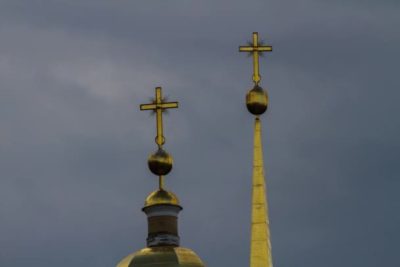 Что означает крест с полумесяцем на куполе храма