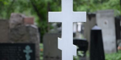 Как правильно поставить крест на могиле